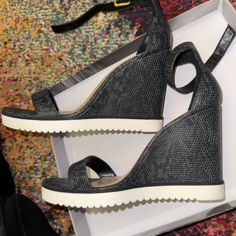 Jennifer Lopez Black Textured Heels - Picture 5 of 6